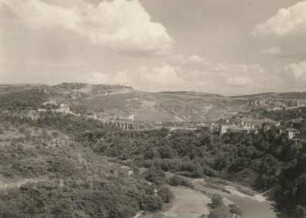 Bei Weliko Tarnowo (Tirnovo), Bulgarien. Nördliches Balkangebirge mit Jantrafluß und Jantra-Tal bei Tirnovo. Blick auf Zarevez (links) und untere Stadt