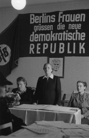 Verabschiedung einer Delegation des Demokratischen Frauenbundes Berlin mit Wilhelmine Schirmer-Pröscher, Elli Schmidt, Roberta Grupa und Eva Schmidt-Kolmer zum Kongress der Internationalen Demokratische Frauenföderation (IDFF) in Moskau : Gruppenporträt mit Elli Schmidt, Roberta Grupa und Eva Schmidt-Kolmer (von links nach rechts)