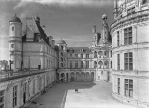 Westflügel mit Treppenhaus Escalier Henri II.