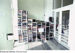 Sächsische Landesbibliothek - Staats- und Universitätsbibliothek Dresden, Zweigbibliothek Medizin. Gestapelte Zeitschriftenbände