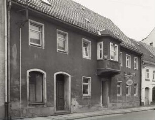 Wohnhaus mit Laden