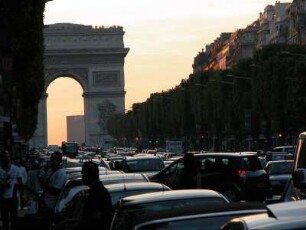 Champs Elysees abends, oben Arc de Triomphe