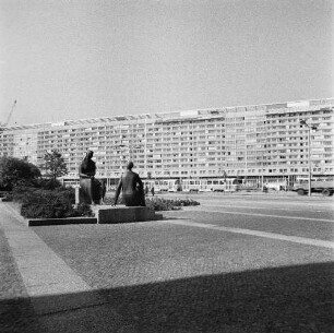 Dresden-Altstadt, Christianstraße (heute St. Petersburger Straße). Gruppenplastik "Studentische Jugend" (Bronze, überlebensgroß; 1963, W. Förster) vor einem Studentenwohnheim