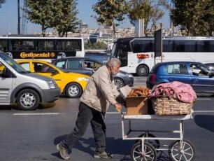 Türkei. Istanbul. Fatih. Gebäck verkäufer auf der Ragip Gümüspala Cd