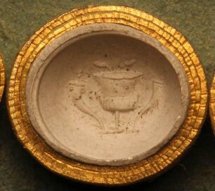 Ein Gefäß mit Ähren, flankiert von zwei verschränkten Füllhörnern (Daktyliothek, Erstes Mythologisches Tausend)