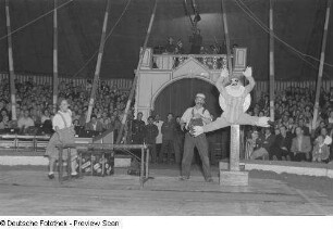 Zirkusdarbietung mit Clowns