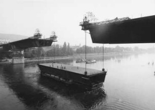 Montage des Mittelstückes 1974 der Südbrücke Koblenz/Rhein