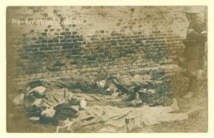 "Standrechtlich erschossen."; fünf erschossene Revolutionäre, vor ihnen steht ein Soldat der Regierungstruppen