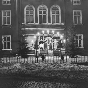 Eibenstock, Lichterbogen : Karlsbader Straße 2 mit Ortsschwibbogen. Winteraufnahme