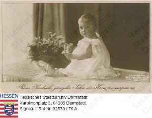 Friedrich Prinz v. Preußen (1911-1966) / Porträt als Baby, auf Tisch sitzend, Ganzfigur