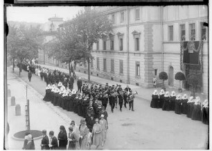 Fronleichnamsprozession in Sigmaringen 1929; Prozession in der Karlstraße vor dem Prinzenbau; im Mittelpunkt Musikkapelle, dahinter Freiwillige Feuerwehr, Nonnen
