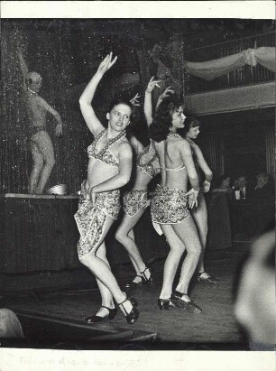 Hamburg. Reeperbahn. Varieté "Alkazar". Tanzende Frauen während einer Bühnenshow