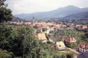 Gunsbach: Aussicht auf Gunsbach vom Albert-Schweitzer-Denkmal mit Schweitzer-Haus