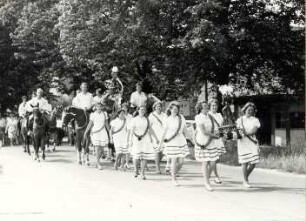 Johannisreiten in Casel : Gesellschaftliche Volkskultur - Frühling/Sommer. Ort: Kózle / Casel. Johannisreiten