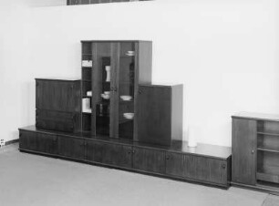 Anbauwand Mario : Suhl. VEB Thüringer Möbelkombinat Suhl. Hausmesse, 1985. Anbauwand Mario. Holz, folienbeschichtet, maronefarben (1985; VEB Möbelwerk Friedrichroda)