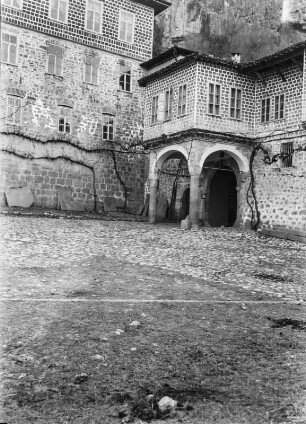 Innenhof : Bulgarien. Weliko Tarnowo. Preobrashenski-Kloster, Eingang