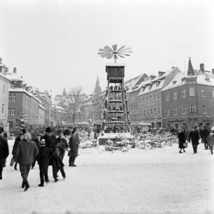 Schneeberg, Marktplatz : Schneeberg. Weihnachtsmarkt mit sechstöckiger Göpelwerkspyramide auf dem Marktplatz
