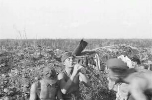 Zweiter Weltkrieg. Frontbilder. Sowjetunion. Angehörige der deutschen Wehrmacht beim Trinken aus einer Flasche