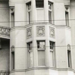 Cottbus. Wohnhaus, Schwanstraße 11/Ecke Bahnhofstraße. Anfang 20. Jahrhundert. Risalit (1. u. 2.OG, Bahnhofstraße)