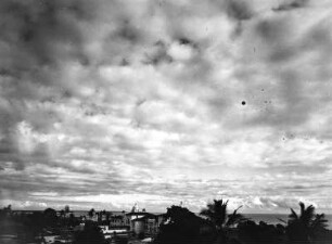 Wolkenstruktur über einer Küste : Blick auf die Wolkenstruktur über einer Küste, in Daressalam. Blick auf das Krankenhaus (European Hospital, Ocean Road Cancer Institute)