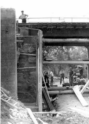 Neuenstein Brücke 1377a Baustelle Behelfsbrücke Stützen