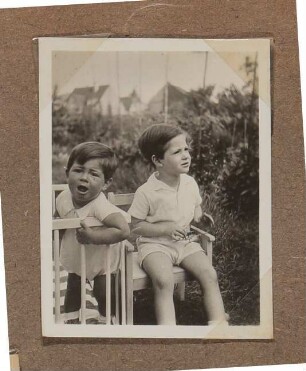 Christiane Zimmers Sohn Clemens im Laufstall neben Andreas im Garten