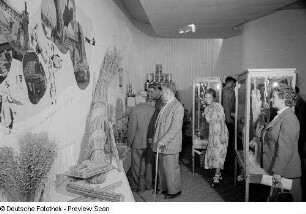 Exponate der belgischen Sektion auf der Leipziger Herbstmesse 1954