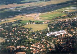 Dresden-Hellerau. Stadtteilansicht über die Hermann-Reichelt-Straße gegen die Bundesautobahn (BAB) 13. Luftbild-Schrägaufnahme von Südosten