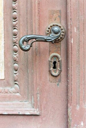 Pasewalk (Mecklenburg-Vorpommern, Kreis Vorpommern-Greifswald): Wohnhaus, Hausnummer 27: Eingangstür, Detailaufnahme: Klinke, Schlüsselloch, Beschläge