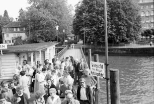 27. Tagung 1977 Chemiker; Landungssteg Bad Schachen: Menschenmenge auf dem Steg; vorn Ehepaar Mc Millan, hinten rechts: Ehepaar Synge