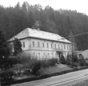 Bad Schandau, Kirnitzschtalstraße 87. Hotel "Dekorahaus" (um 1834/1866). Straßenansicht von Südosten