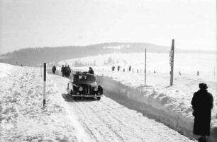 Schauinsland: Autos auf der verschneiten Haldenstraße