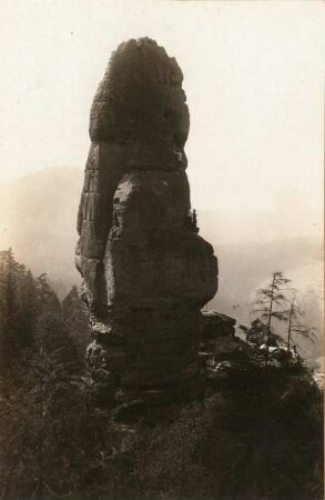 Sächsische Schweiz, Affensteine. Hauptdrilling. Seilschaft Paul Schöne bei der Erstbegehung über den Alten Weg (VIIc [IXa])