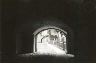 Vilnius. Blick durch Toreinfahrt auf zwei Höfe, Schloßstraße 11