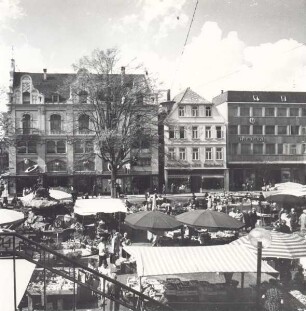 Situation am Marktplatz mit Blick auf Neubau der Städtischen Sparkasse. Detmold. Marktplatz
