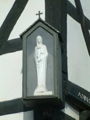 Marienstatue an einer Hausecke