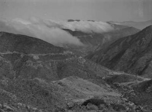 Hochland in Eritrea : Straßen- und Eisenbahntrasse im Hochland Eritreas