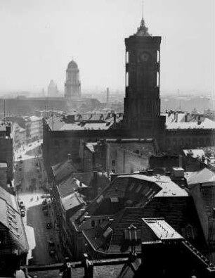Berlin-Mitte. Die Türme des Roten Rathauses und des alten Stadthauses im Gegenlicht. Im Hintergrund das Märkische Museum