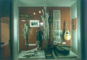 Markneukirchen. Musikinstrumenten-Museum. Vitrine mit Blasinstrumenten (Schalmeien)