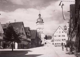 Dinkelsbühl, Blick über eine Straße : Dinkelsbühl. Segringer Straße. Blick nach Westen zum Segringer Tor