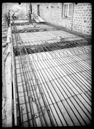 Baustelle im Bereich der heutigen Stadtwerke/ehemalige Milchzentrale, Verlegung von Eisenarmierungen