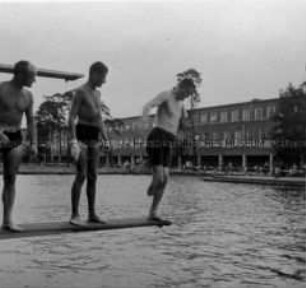 Verwundete im Lazarett beim Sprung ins Wasser