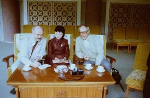 Karl-Heinz Böhle und Wolfgang Keller mit einer nordkoreanischen Kollegin vermutlich im Museumskomplex Freundschaftsausstellung (Museum der Freundschaft)