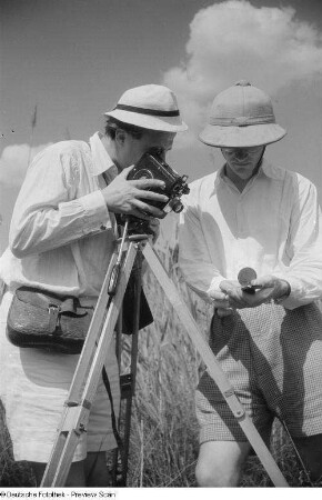 Roger Rössing mit Freund beim Filmen