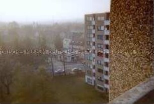 Blick vom Balkon auf eine Wohnsiedlung (Altersgruppe 18-21)