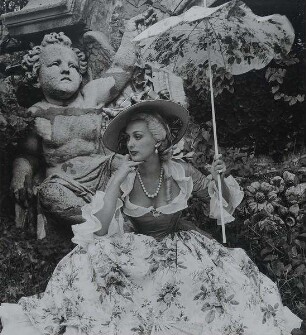 Frau in geblümtem Kleid mit passendem Sonnenschirm