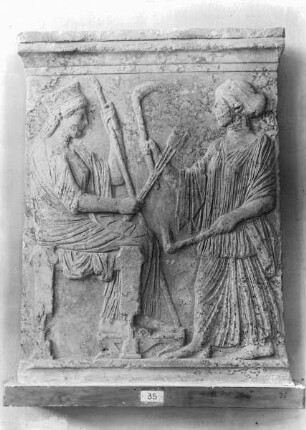 Weihrelief: Demeter und Persephone