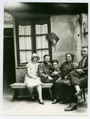 Von links nach rechts: Frau H. Ey, Lisbeth Ey, Robert Pudlich, Johanna Ey und Hermann Ey im Hof der Galerie