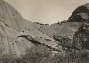 Südwestafrika (Namibia). Erongogebirge. Verwitterung durch Schalensprung
