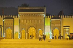 Fes - Palais Royal : Das Tor zum Königspalast mit sieben Türen wurden 1971 in traditioneller Bauweise errichtet. Aufgenommen in Fes am 26. Oktober 2010